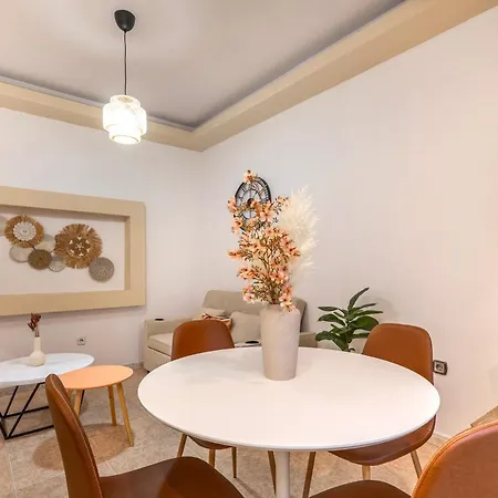 Elegant House With Garden View In Hébergement de vacances