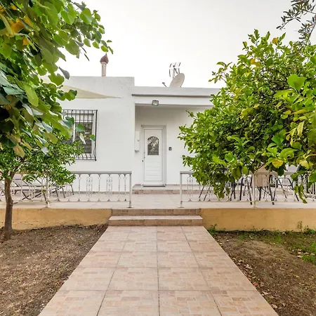 Elegant House With Garden View In Hébergement de vacances *